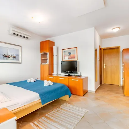 Apartment Ema *