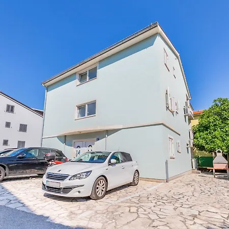 Ema Apartment *